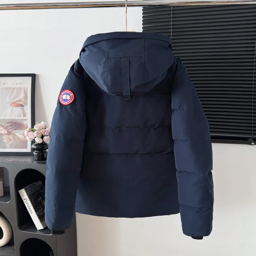 Style number: Y 183 (The new 17 models come standard without wolf fur, wolf fur costs +50) Canada Goose New 17 models of down jackets, timeless Classic, same style for men and women, mid-length windbreaker jacket. Canada Goose technology waterproof fabric is wind and cold resistant and extremely warm! Plush heat storage keeps you warm and warms you up quickly! Extra large fur collar design, fine fur, smooth to the touch, comfortable and skin-friendly! Double windproof cuffs to prevent cold wind from entering! The pockets have a flap zipper design and the upper pocket is a diagonal pocket, which is convenient and practical! Canada Goose’s popularity in the past two years has greatly surpassed that of the king of down jackets, the Meng Mouth, and it is the hottest item in autumn and winter on INS! Same Style for men and women, Canada Goose Classic style! Color: Black Black Label Black Red Label Cream White Gray Black Label Gray Red Label Navy Blue Sizes: XS S M L XL XXL